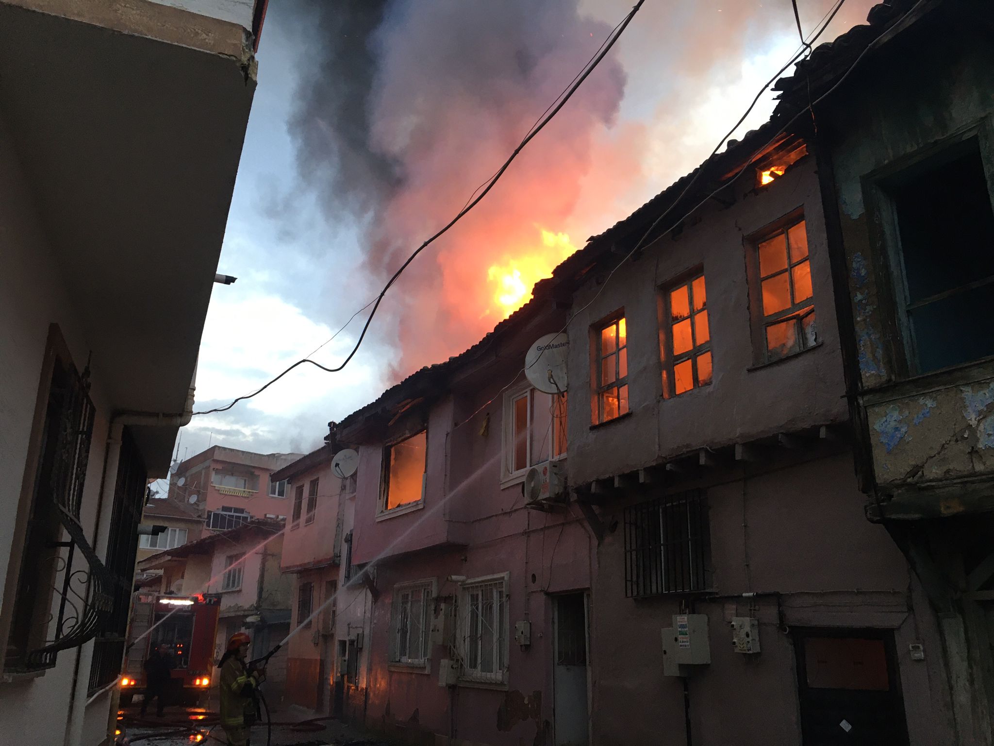 Gürsu’da Yangın Çıktı Dört ev Alev aldı 