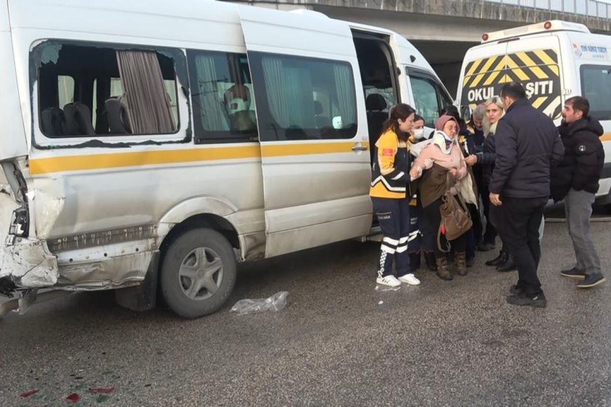 Bursa'da işçileri taşıyan 3 servis aracı çarpıştı : 15 kişi yaralandı