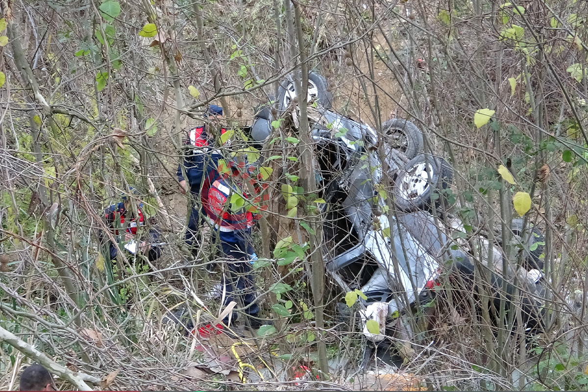 Keles yolunda otomobil 15 metre yükseklikten dereye uçtu : 1 ölü 1 yaralı