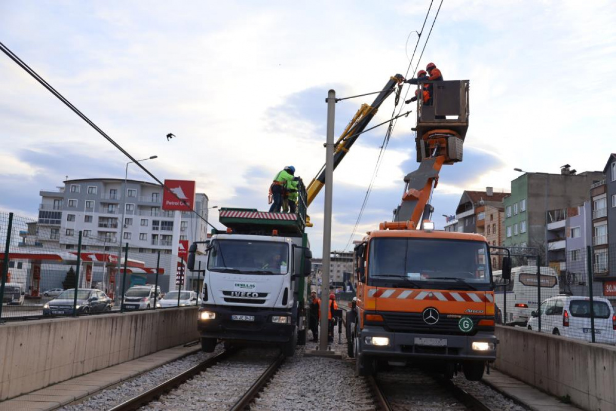 Bursa'da metro hattına çatı uçtu, ekipler seferber oldu
