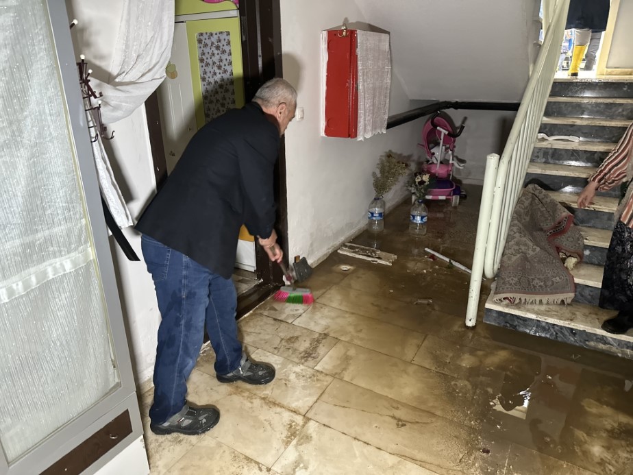 Gürsu ve Kestel’de şiddetli yağış sebebiyle yollar dereye döndü