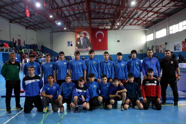 Bursalı güreşçiler madalyaları topladı