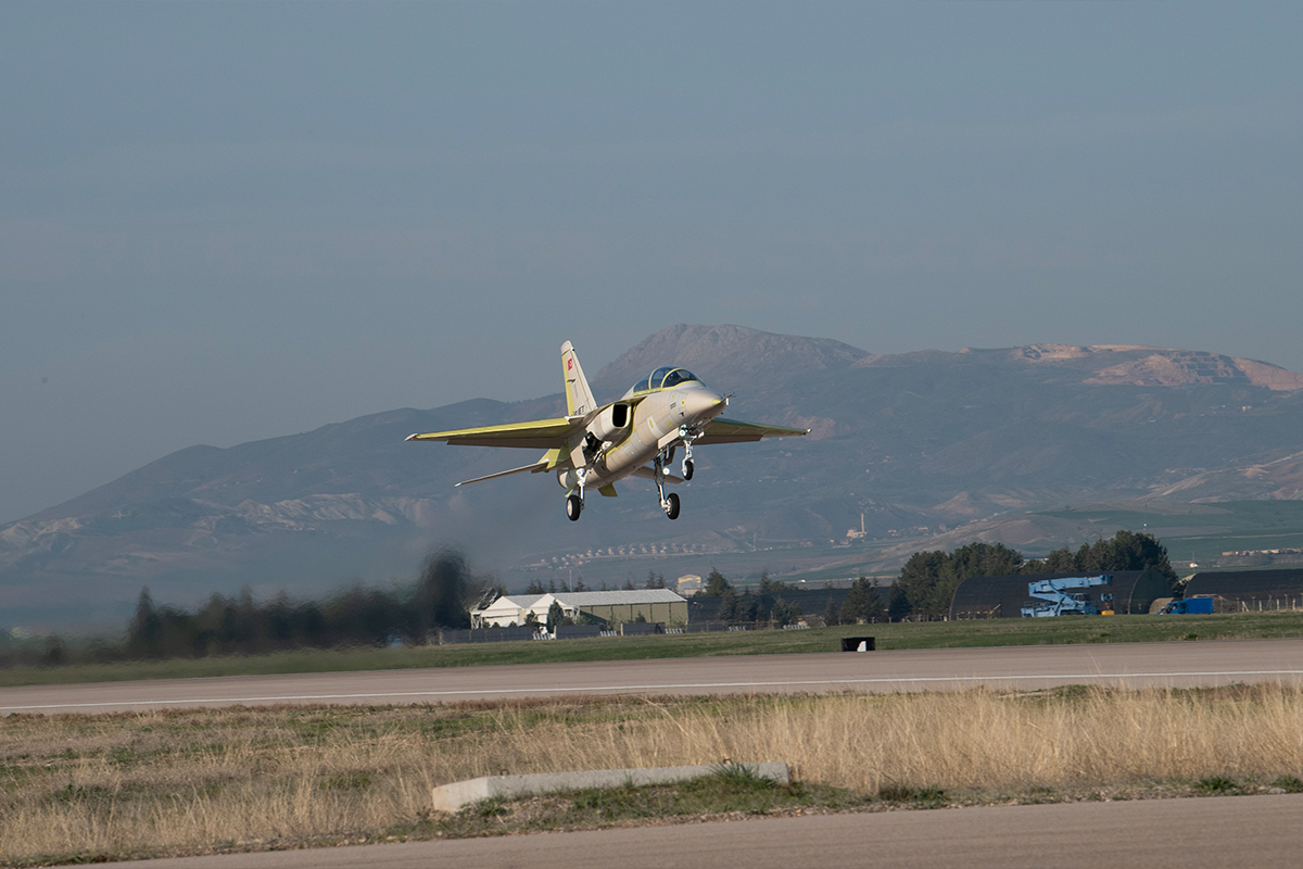 HÜRJET Jet Eğitim Uçağı ilk uçuşunu gerçekleştirdi