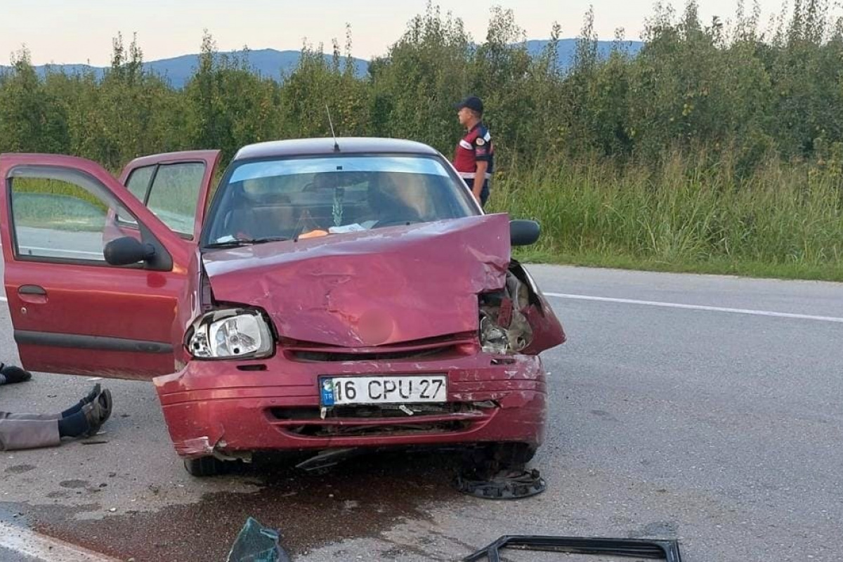 İnegöl'de iki otomobil çarpıştı: 4 yaralı