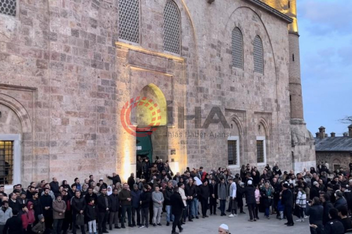 İslam düşmanı saldırıya karşı binlerce kişi Ulucami'ye akın etti