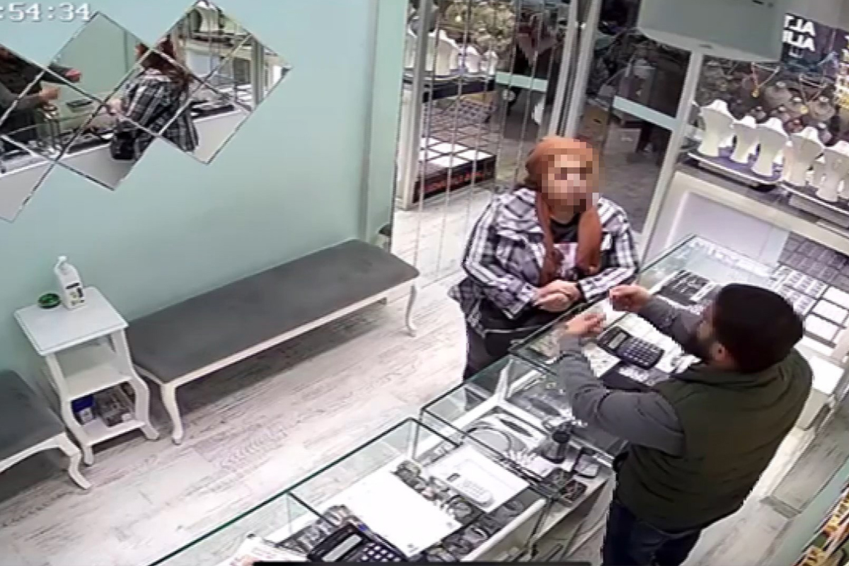 Kuyumculara sahte zincir sattı, tanınmamak için her kuyumcuya başka kılıkta girdi