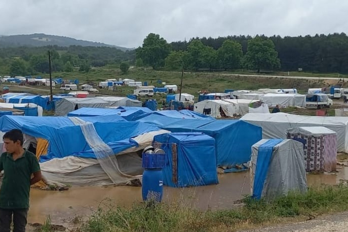 Sağanak yağışta 500 işçinin bulunduğu çadır kent sular altında kaldı
